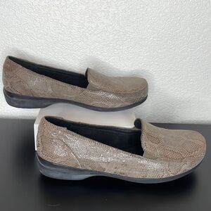 Abeo 24/7 Avery Snakeskin Print Flat Size 9.5